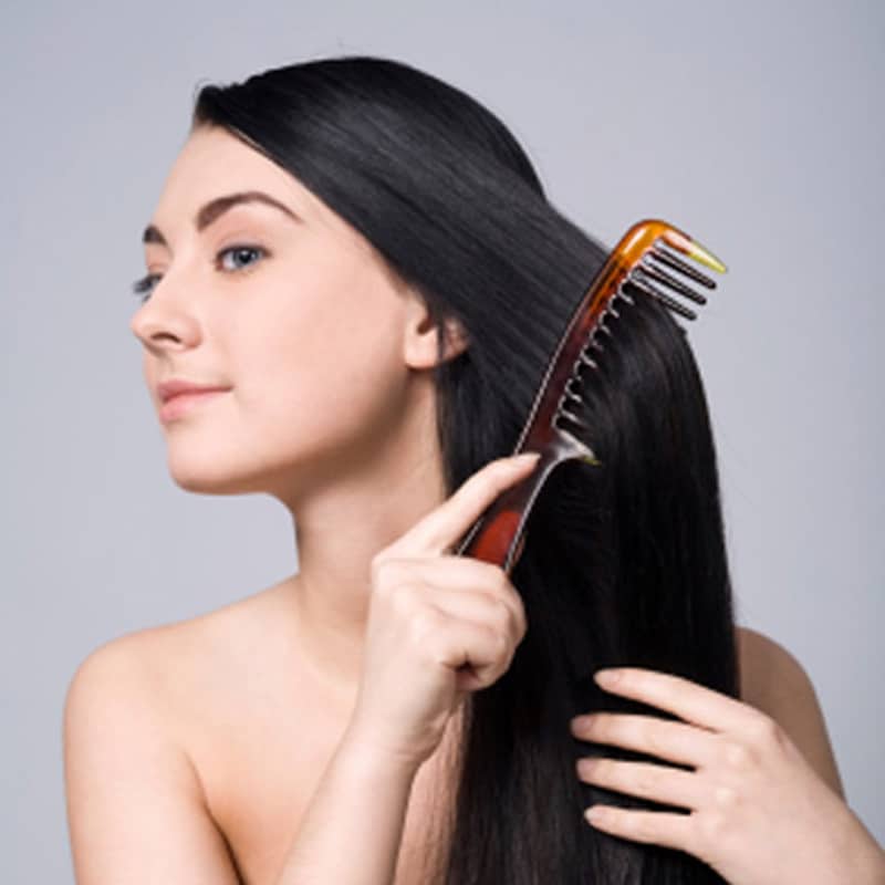 Chải tóc đúng cách là một trong những biện pháp giúp tóc giảm rụng